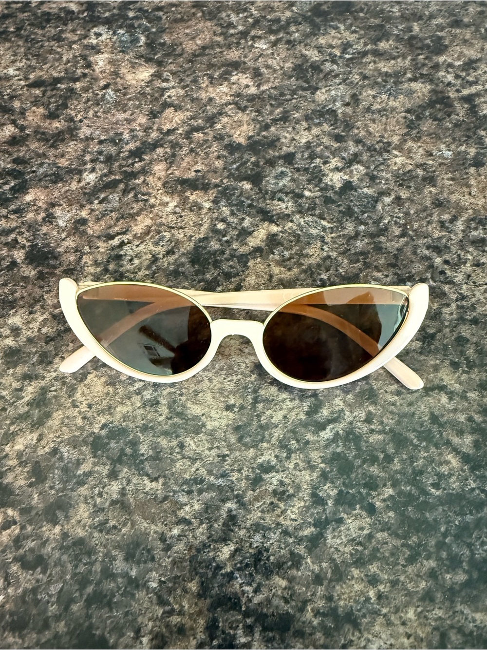 Stylish Cream Cat Eye Sunglasses for Women